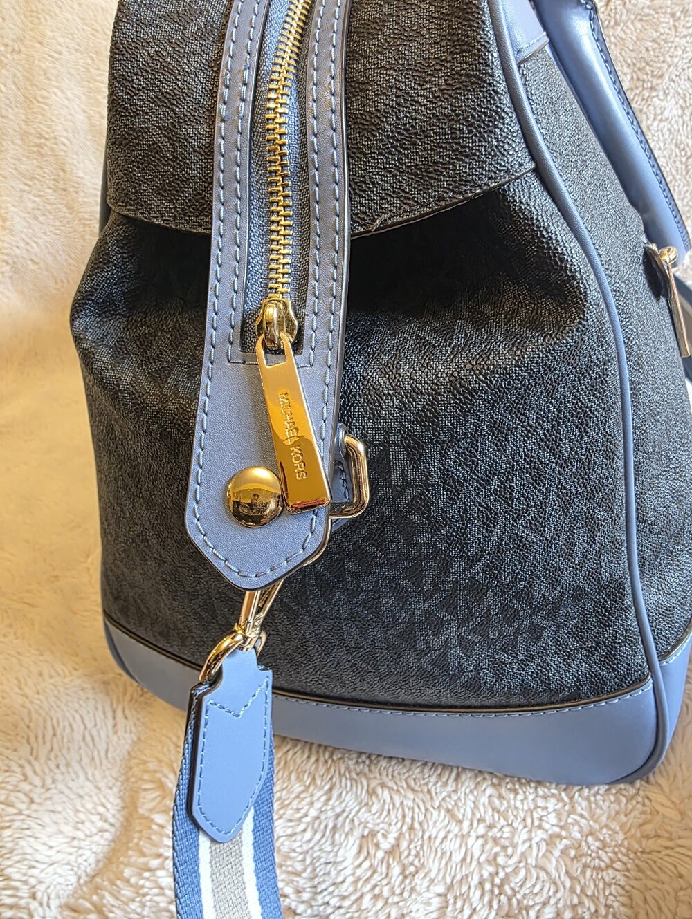 Michael Kors Extra Large Weekender Bag - Picture 5 of 16